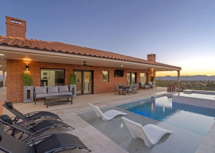 Foothills Hilltop • Pool • • Gym • 360° Views Holiday home *
