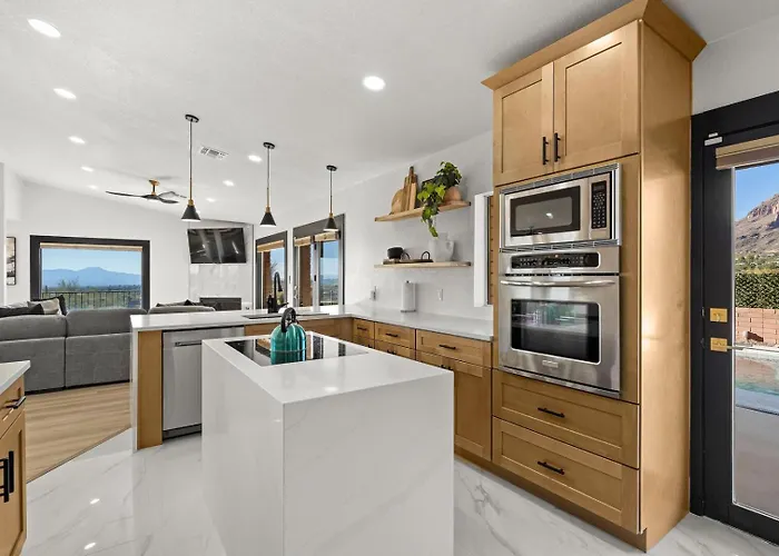 Holiday home Foothills Hilltop • Pool • • Gym • 360° Views *