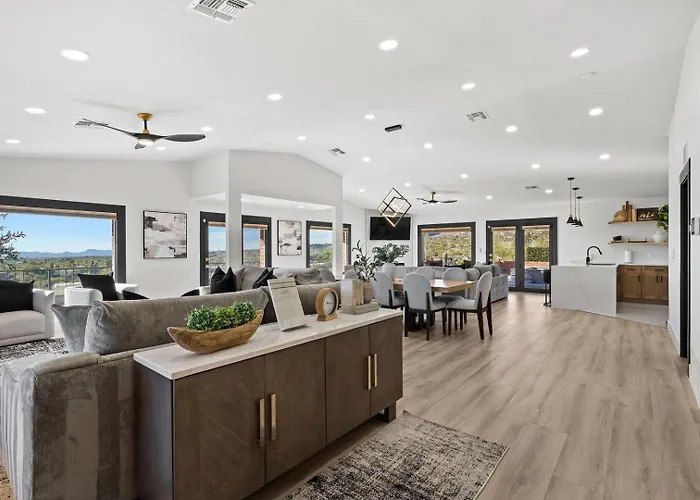 Holiday home Foothills Hilltop • Pool • • Gym • 360° Views *