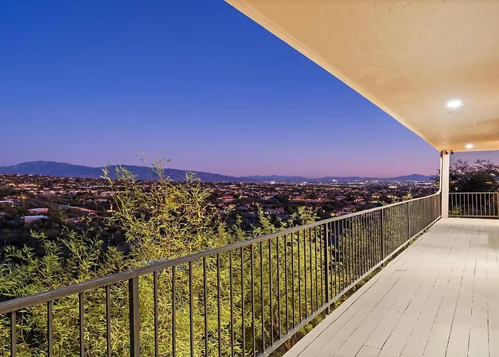Foothills Hilltop • Pool • • Gym • 360° Views Holiday home Tucson