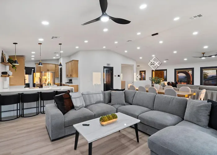 Foothills Hilltop • Pool • • Gym • 360° Views Holiday home Tucson