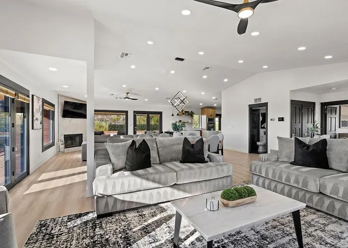 Holiday home Foothills Hilltop • Pool • • Gym • 360° Views *