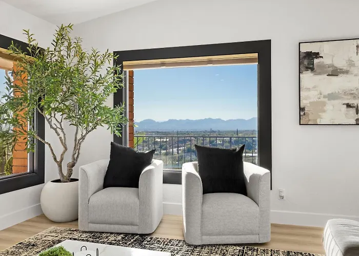Foothills Hilltop • Pool • • Gym • 360° Views Holiday home *