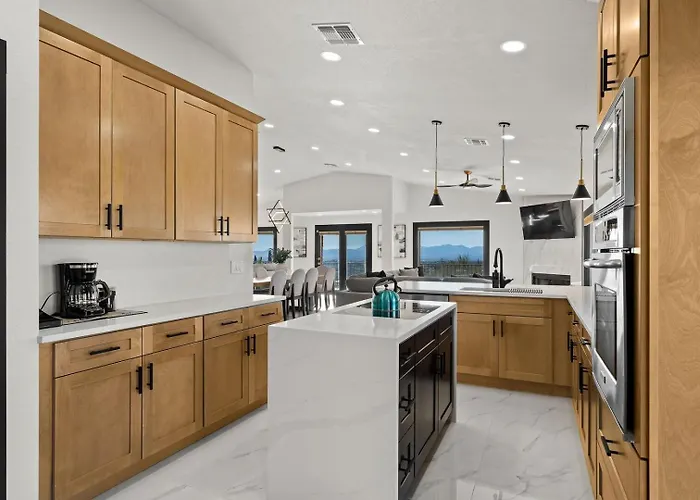 Holiday home Foothills Hilltop • Pool • • Gym • 360° Views *