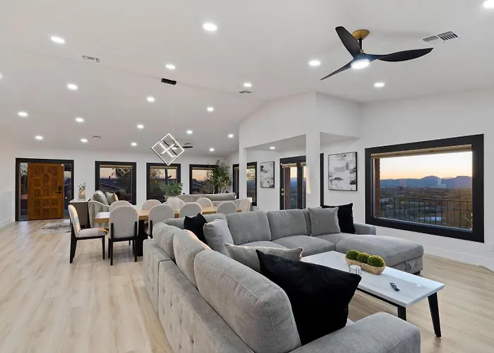 Foothills Hilltop • Pool • • Gym • 360° Views Holiday home *