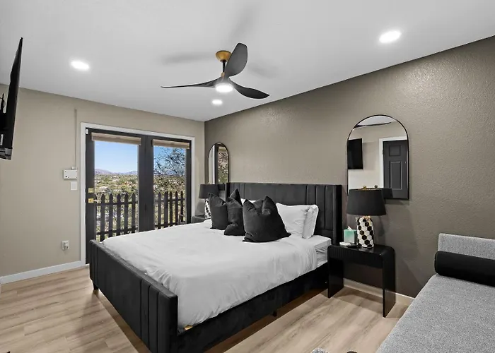 Foothills Hilltop • Pool • • Gym • 360° Views Holiday home *