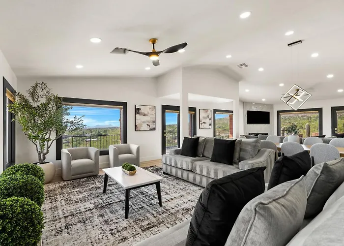 Foothills Hilltop • Pool • • Gym • 360° Views Holiday home *