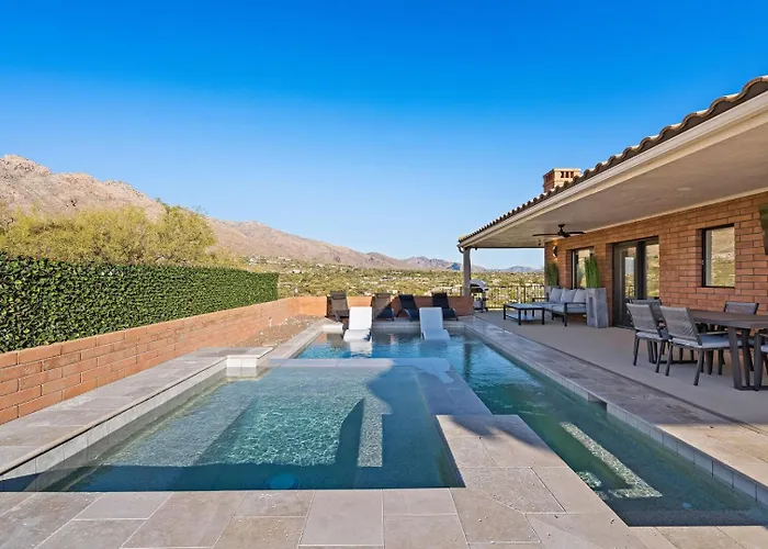 Foothills Hilltop • Pool • • Gym • 360° Views Holiday home