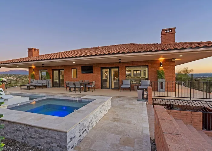 Foothills Hilltop • Pool • • Gym • 360° Views Holiday home