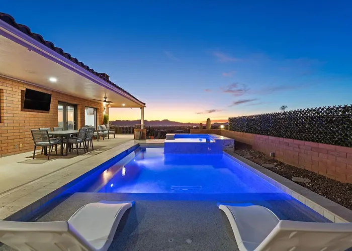 Foothills Hilltop • Pool • • Gym • 360° Views Holiday home *