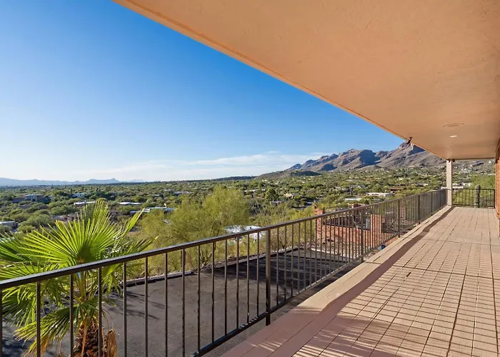 Foothills Hilltop • Pool • • Gym • 360° Views Holiday home *
