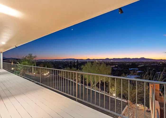 Foothills Hilltop • Pool • • Gym • 360° Views Holiday home *