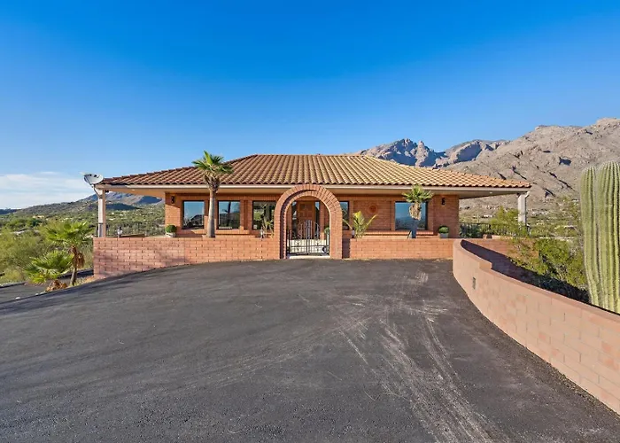 Foothills Hilltop • Pool • • Gym • 360° Views *
